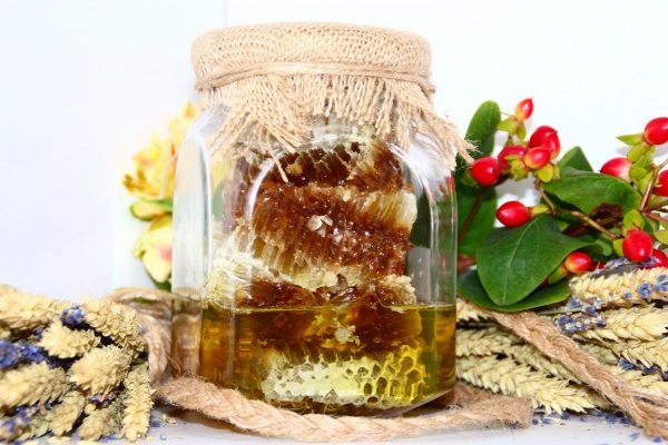  Taiga miere în faguri de miere într-un recipient de sticlă