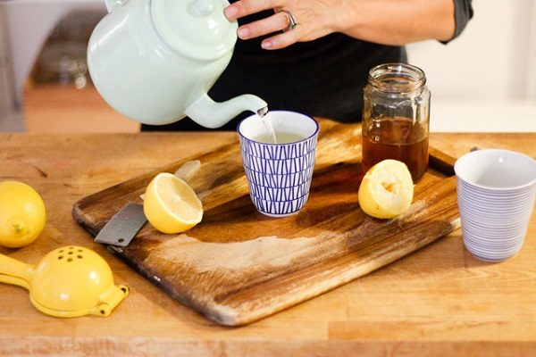  Cozinhando a água com mel e limão