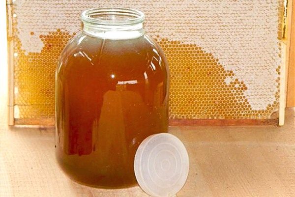  Ierburi de miere într-un borcan și un cadru cu miere