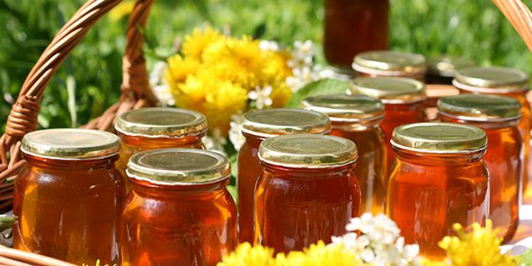  Mierea se toarnă în cutii de conserve și se pregătește pentru vânzare sau depozitare