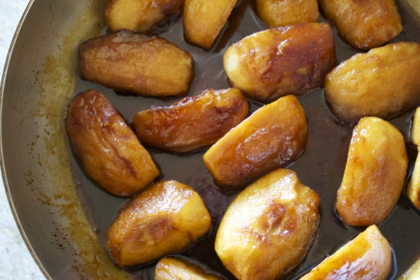  Para piquancy, você pode caramelizar maçãs com conhaque