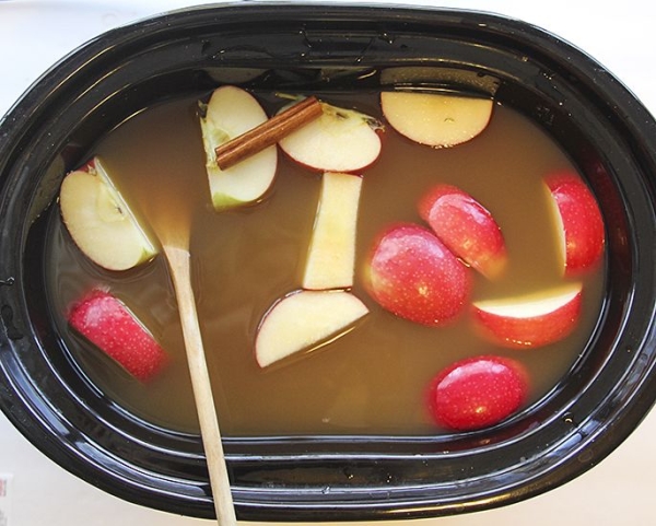  Para a caramelização rápida de maçãs, você pode usar o fogão lento.