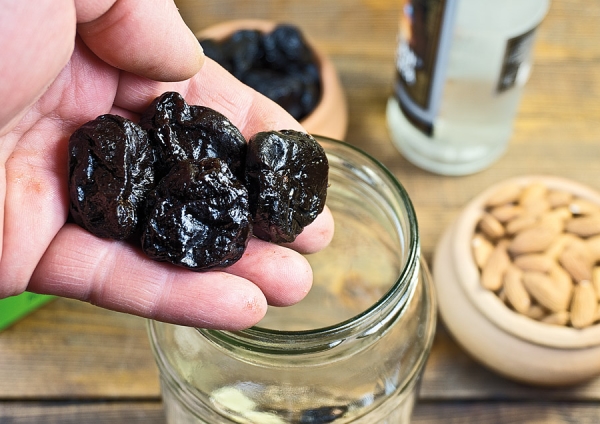  It is possible to store prunes in a glass jar, in a linen bag or in a bag with a clasp.
