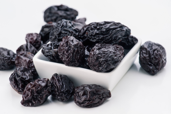  Therapists and nutritionists advise to use prunes as a medicine for multiple diseases and for their prevention.