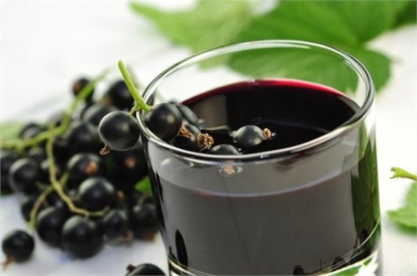  Black currant juice strengthens the immune system and increases the body's defenses