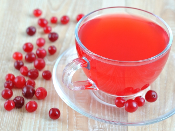  Cranberry-Saft mit Halsschmerzen gurgeln, für die Einnahme einen Aufguss machen