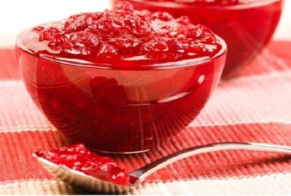  Canneberges fanées avec du sucre dans la confiture