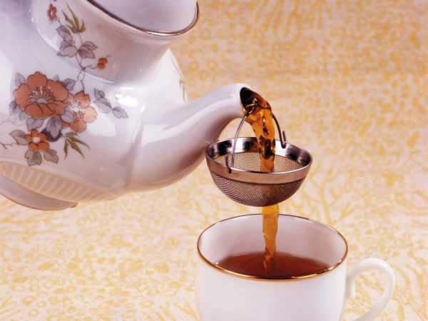  Chá com flores de hawthorn feito de preto, pegue uma chaleira de vidro ou porcelana, pré-escaldado com água fervente