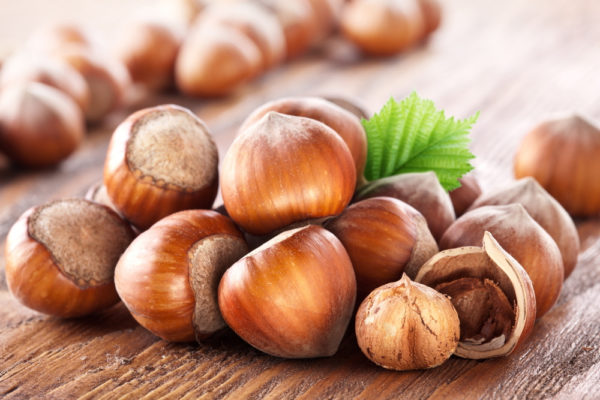  Whole hazelnut nuts