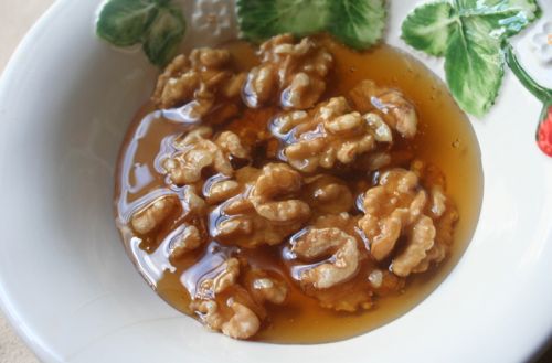  Valnötter i en tallrik, täckt med honung
