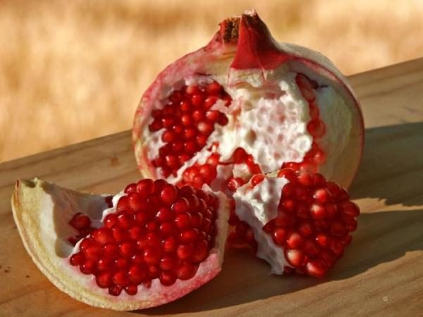  Când alăptează, fructele contribuie la îmbunătățirea imunității, la menținerea nivelului hemoglobinei, dar ele trebuie consumate moderat.