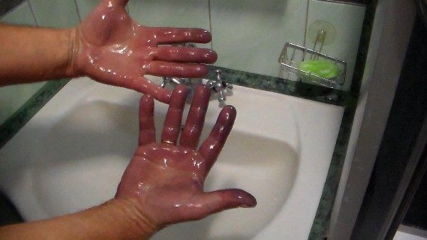  Πλύνετε τα χέρια από την πλάκα από τα καρύδια θα βοηθήσει κιτρικό, οξικό, σταφύλι ή άλλο οξύ