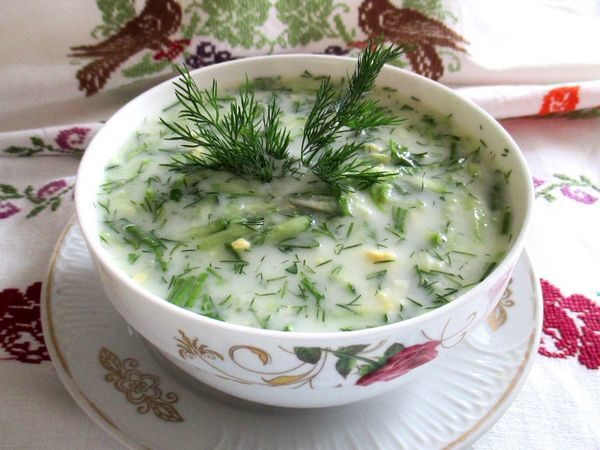  Las hojas frescas de la cebolla de Suvorov se utilizan con mayor frecuencia en la cocina: se agregan a okroshka, ensaladas, sopas, platos de carne
