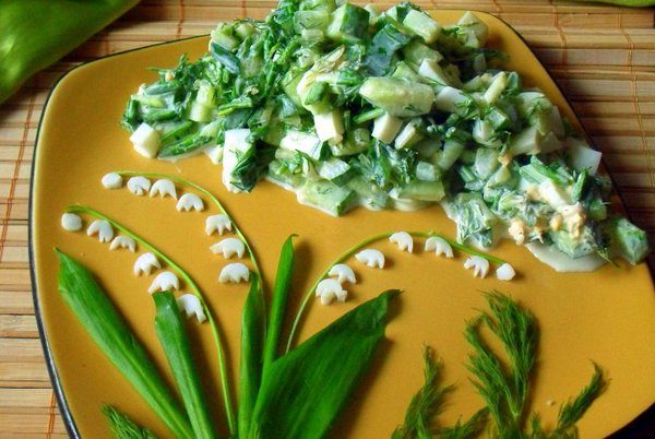  Salad dengan bawang putih liar