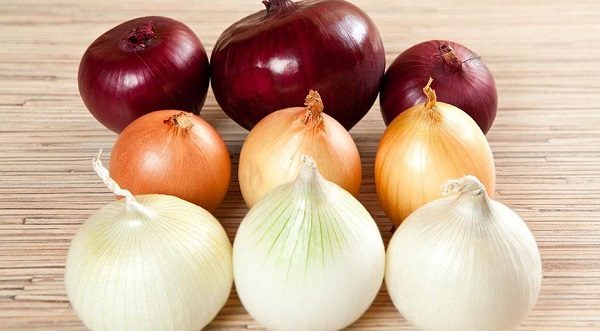  White, yellow and red onions