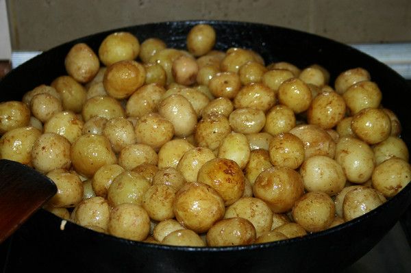  요리를 위해 신선한 감자가 필요한 경우 7 월 말에 감자를 파야합니다.