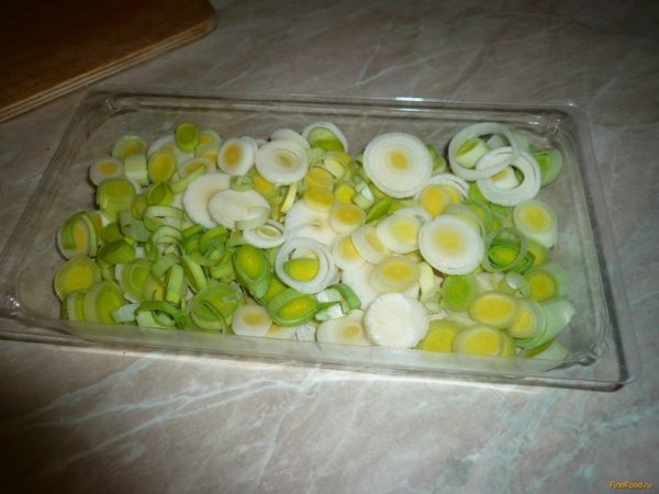 Preparing to freeze onions