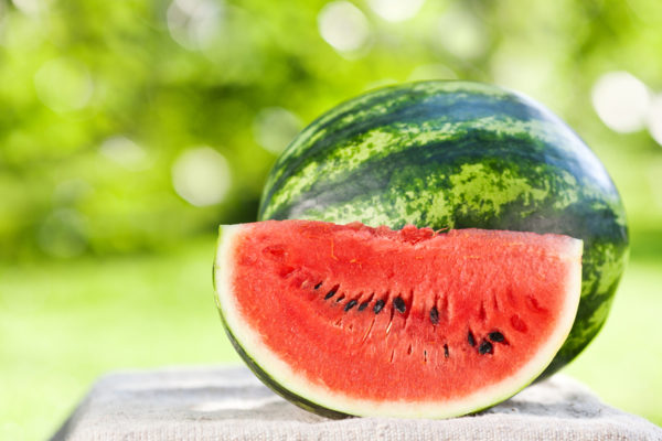  Ein Stück saftige und reife Wassermelone