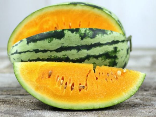  Ein Stück gelbe Wassermelone