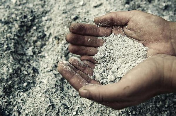  Pour nourrir au poivre la cendre de bois appropriée, diluée dans de l'eau