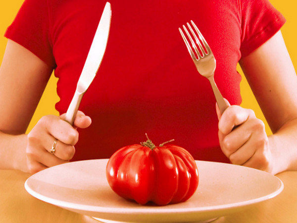  빨간 과일을 먹은 후에 악화 될 수있는 알레르기와 질병으로 토마토를 먹을 수 없습니다.