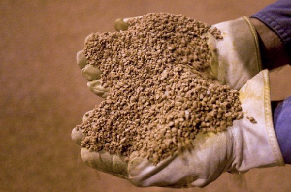 Калимагнезия се използва като минерален тор на почти всички почви, растения, особено чувствителни към хлор, се нуждаят от неговото приложение.