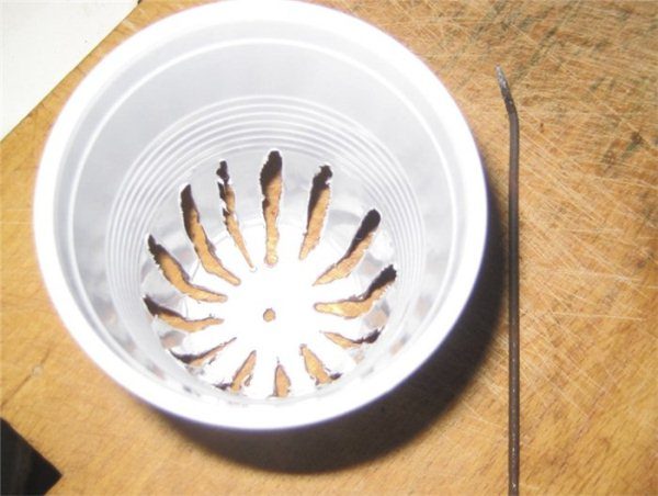  Потта за хидропоника може да се направи ръчно с помощта на пластмасови чашки.