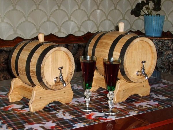  Um pequeno volume de barris de carvalho pode ser usado para armazenar vinho.