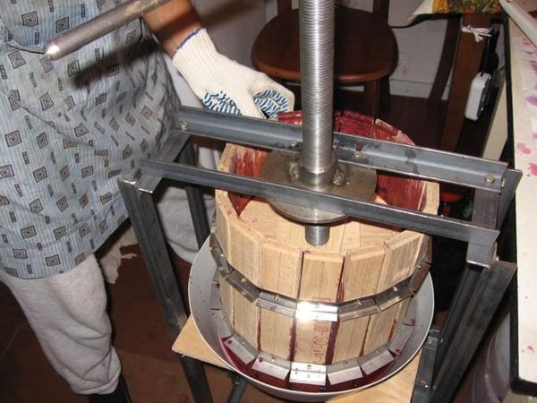  A separação da polpa do suco de uva usando uma prensa