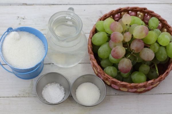  Uvas, água e açúcar são necessários para fazer geléia.